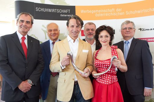  http://www.apa-fotoservice.at/galerie/2900
im Bild v.l.n.r.: KommR Ralph Plaichinger (Obmann des Landesgremiums Wien für den Großhandel mit Mode und Freizeitartikeln), KommR Dr. Kurt Riemer (Vorsitzender des Berufszweigs Schuhgroßhandel der Wirtschaftskammer Wien), Dr. Christian Rainer (Herausgeber Profil und Mr. Shoe 2011), KommR Karl Novak (Obmann der Werbegemeinschaft der österreichischen Schuhwirtschaft und Vorsteher des Schuhfachausschusses Österreich), Katharina Stemberger (Schauspielerin und Mrs. Shoe 2011) und KommR Helmut Schramm (Obmann-Stellvertreter der Sparte Handel der Wirtschaftskammer Wien)