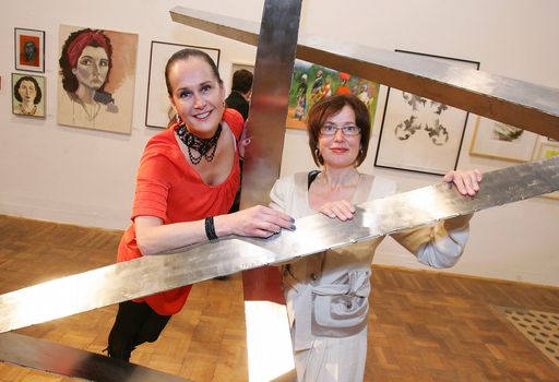  http://www.apa-fotoservice.at/galerie/2907/
Im Bild v.l.n.r.: Maggie Entenfellner (Schirmherrin des Vereins) und Maria Winterleitner (Obfrau Verein Tierhilfe K.O.S./ Psychotherapeutin)