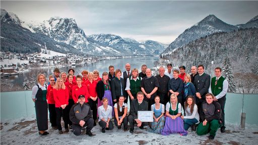 Hotel-Direktor Franz Kromoser freut sich gemeinsam mit der Belegschaft des Mondi-Holiday Grundlsee über die Wahl zu beliebtesten Tiscover-Unterkunft 2011.