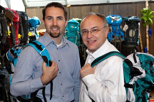  http://www.apa-fotoservice.at/galerie/2856
Im Bild v.l.n.r.: Sebastian Ullram (Geschäftsleiter Intersport Eybl Megastore Mariahilfer Straße) und Dr. Peter Wahle (Vorstand Sport Eybl & Sports Experts AG)