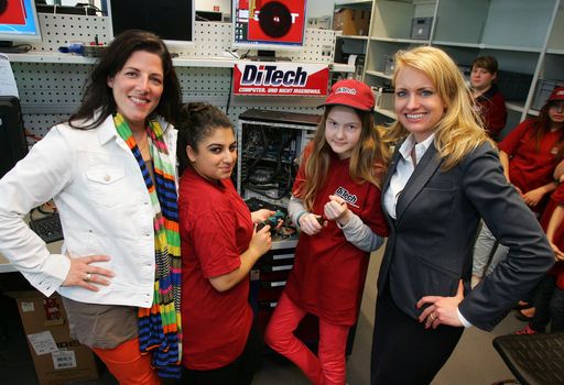  http://www.apa-fotoservice.at/galerie/2908
Im Bild v.l.n.r.: Mag.(FH) Tanja Wehsely (Gemeinderätin und Abgeordnete zum Wiener Landtag) und Mag.Alexandra Izdebska (DiTech- Gründerin)