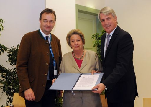  Die Donau-Universität Krems soll einen "Blue Shield"-Lehrstuhl für den Schutz des Weltkulturerbes erhalten. Die Absichterklärung dazu wurde am 25. April von Karl Habsburg-Lothringen, Vorsitzender der Association of National Commitees of the Blue Shield, Ursula Stenzel, Österreichisches Blue Shield-Nationalkomitee sowie Univ.-Prof. Dr. Jürgen Willer, Rektor der Donau-Universität Krems unterzeichnet (Personen v.l.n.r.).