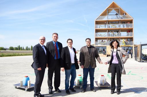 http://www.apa-fotoservice.at/galerie/2910
Im Bild v.l.n.r. Marcus Wild (SES, aspern Seestadt Einkaufsstraßen GmbH), Norbert Scheed (Bezirksvorsteher Donaustadt), Thomas Lenzinger (Griffnerhaus AG - Griffner Flederhaus), Rainer Holzer (Wien 3420 AG) und Christine Spiess (Projektleitung aspern Seestadt)