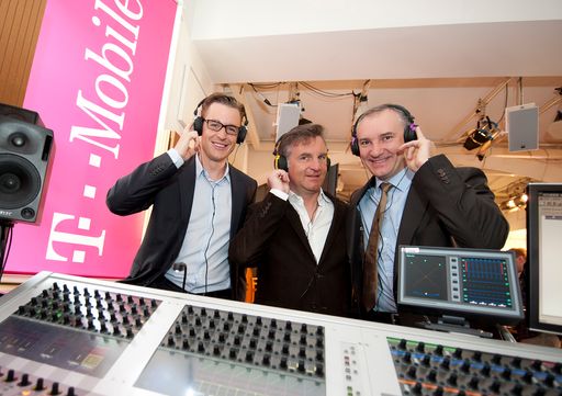 Regler frei für unlimitierte Musik für T-Mobile Kunden: Robert Chvátal, CEO T-Mobile, Axel Dauchez, CEO Deezer, und Thomas Kicker, ab 1. Mai 2012 Geschäftsführer Marketing T-Mobile, präsentieren Deezer.