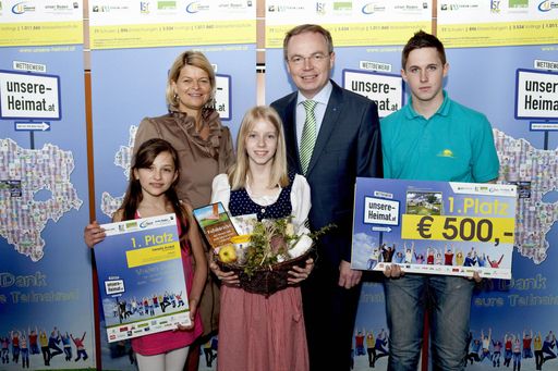  NÖ Umweltlandesrat Dr. Stephan Pernkopf und Bauernbunddirektorin Mag. Klaudia Tanner mit Gewinnern des Wettbewerbes.