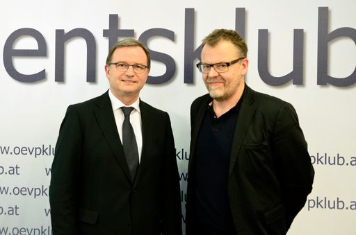 ÖVP-Klubobmann Abg. Karlheinz Kopf mit Oscar-Preisträger Mag. Stefan Ruzowitzky (rechts) bei einer Enquete des ÖVP-Parlamentsklubs zum Urheberrecht und Schutz geistigen Eigentums.