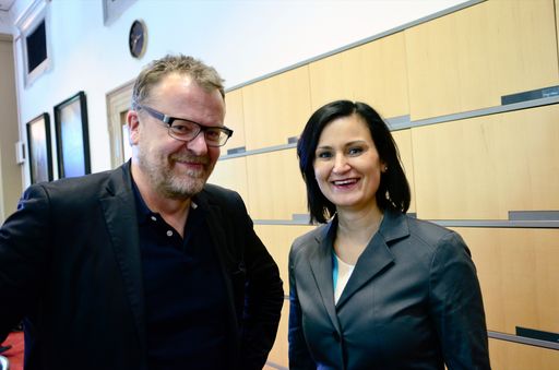 Vorschau Bild von ÖVP-Kultursprecherin Abg. Mag. Silvia Fuhrmann mit Oscar-Preisträger Mag. Stefan Ruzowitzky bei einer Enquete des ÖVP-Parlamentsklubs zum Thema Urheberrecht.