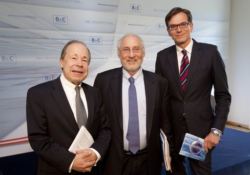 http://www.apa-fotoservice.at/galerie/2898/
Im Bil v.l.n.r.: Dr. Erich Hampel (Vorsitzender des Vorstandes der B & C Privatstiftung), Prof. Joseph E. Stiglitz (Columbia University) und Dr. Michael Junghans (Vorsitzender der Geschäftsführung der B & C Industrieholding)