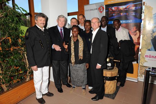 Gewinnerin des ersten "Salztalers" aus Gold in den Salzwelten Hallein. Personen Vlnr: Rudi Meisl (Standortleitung Salzwelten Hallein), Dr. Hannes Androsch, Violet Anambo Mudulia (Gewinnerin - Studentin aus Kenia), GF Kurt Thomanek (Salzwelten), Direktor Winfried Kogelnik (Werkschulheim Felbertal), Irene Awour Kajawang (Principal Migori Teachers College Kenya - Englisch Lehrerin), BGM Dr. Christian Stöckl (Hallein), Paul O. Kokello (Headmaster Principal Migori Teachers College Kenya), George Kinyua (Student Principal Migori Teachers College Kenya).