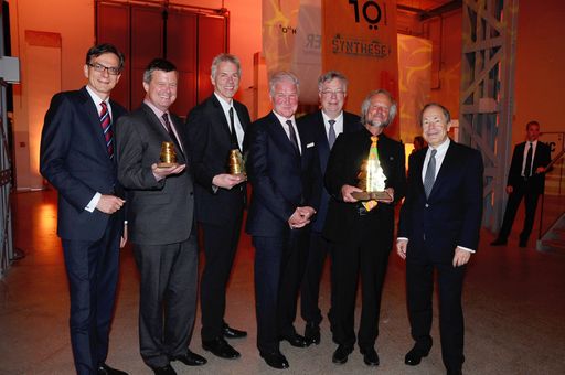 Die Projektleiter der drei ausgezeichneten Forscherteams im Rahmen der Preisübergabe bei der Houska Preis 2011 Gala in Wien: (v.l.n.r.) Dr. Michael Junghans (Vorsitzender der Geschäftsführung der B & C Industrieholding), Dr. Clemens Zierhofer (Leopold-Franzens-Universität Innsbruck), Prof. Dr. Andreas Wimmer (Technische Universität Graz), Dr. Wolfgang Hofer (Vorstand B & C Privatstiftung), Mag. Georg Bauthen (Vorstand B & C Privatstiftung), Prof. Dr. Erich Gnaiger (Medizinische Universität Innsbruck) und Dr. Erich Hampel (Vorstandsvorsitzender der B & C Privatstiftung)