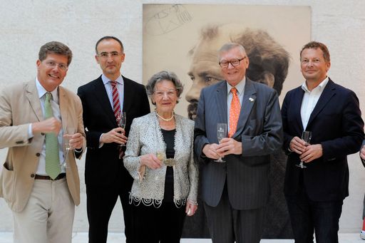 http://www.apa-fotoservice.at/galerie/2918
Im Bild v.l.n.r.: Karl Hohenlohe (Kurier Kolumnist), Tobias G. Natter (Museologischer Direktor, Leopold Museum), Elisabeth Leopold, Peter Zimpel (Klimt-Großneffe), Peter Weinhäupl (Managing Director, Leopold Museum)
