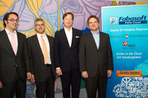 http://www.apa-fotoservice.at/galerie/2913 Im Bild v.l.n.r. RA Mag. Martin Schiefer (Heid Schiefer Rechtsanwälte OG), Leopold Obermeier, MBA (Stellvertretender
Vorstand EuroCloud Austria), Dr. Thomas Höllwarth (Vorstand & Auditierung EuroCloud Austria) und Dipl.-Ing. Karl Mayrhofer
(Geschäftsführer Fabasoft Distribution GmbH)