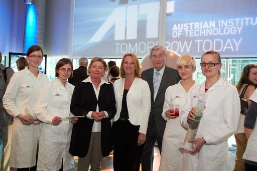 AIT Eigentümervertreterin BM Doris Bures und der AR-Präsident des AIT bzw. als Vorsitzender des Rats für Forschung und Technologieentwicklung auch Veranstalter der Langen Nacht der Forschung Hannes Androsch statteten den FEMtech-Praktikantinnen einen Besuch ab