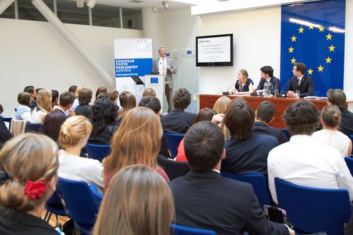  http://www.apa-fotoservice.at/galerie/2923/
Im Bild BM a.D. Dr. Friedhelm Frischenschlager bei der Abschlussveranstaltung der Simulation des Europäischen Parlaments 2012 .