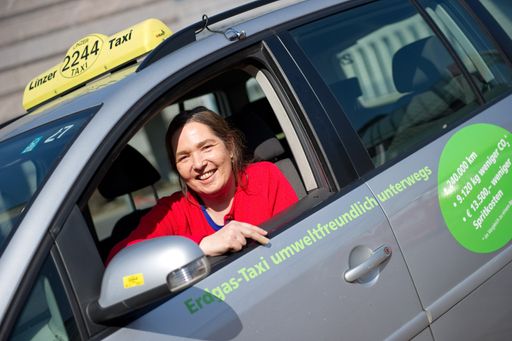 Die Linzer Taxiunternehmerin Edith Verdi hat mit ihrem VW Touran EcoFuel seit 2009 bereits 240.000 Kilometer zurückgelegt: "Ich bin sehr zufrieden mit der Leistung von Erdgas als Kraftstoff."