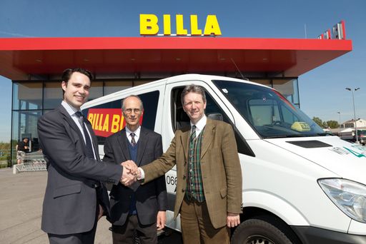 http://www.apa-fotoservice.at/galerie/2917/
Michael Pavelka, BILLA Vertriebsmanager, Bernhard Sofaly, Obmann Sozialhilfeverein Deutsch Wagram, und Friedrich Quirgst, Bürgermeister Deutsch Wagram, freuen sich, dass der BILLA Shuttle-Service in Deutsch Wagram so gut angenommen wird.