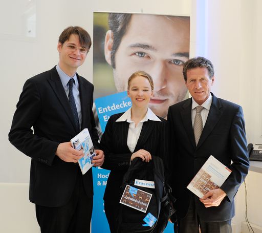 Wissenschafts- und Forschungsminister Dr. Karlheinz Töchterle mit Ernst Gesslbauer, Leiter der Nationalagentur Lebenslanges Lernen, und der ehemaligen Erasmus-Studierenden Christine Wolf bei der Pressekonferenz