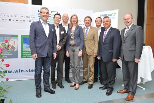 Im Bild (v.l.n.r.) Robert Slameczka, Noris / Jochen Ulbing, Nachhaltigkeitsland Steiermark / Fred Luks, Nachhaltigkeitsmanager / Barbara Eibinger, Landtagsabgeordnete / Josef Herk, Wirtschaftskammer Steiermark / Markus Hengstschläger, Genetiker und Buchautor / Wilhelm Himmel, Wirtschaftsinitiative Nachhaltigkeit / Johann Seitinger, Landesrat