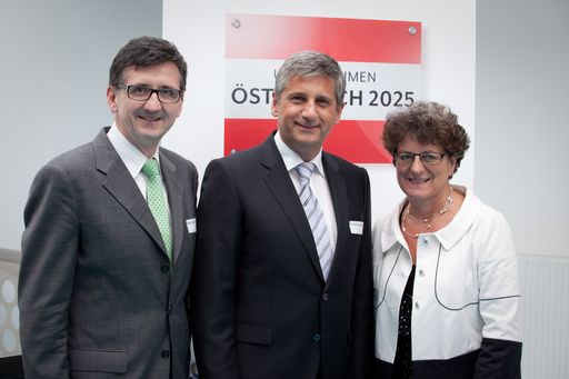 Sprecher von Unternehmen Österreich 2025: Regina Prehofer (WU Wien) und Bernhard Gröhs (Deloitte) mit Vizekanzler Michael Spindelegger