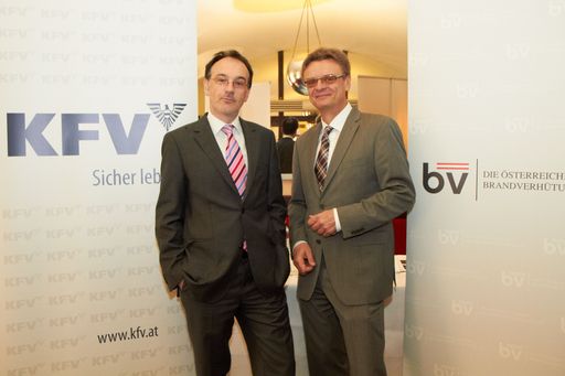 http://www.apa-fotoservice.at/galerie/2927
Im Bild v.l.n.r. Dr. Armin Kaltenegger, KFV (Kuratorium für Verkehrssicherheit) Bereichsleiter Normen & Recht und Dr.
Arthur Eisenbeiss, Sprecher der österreichischen Brandverhütungsstellen und Geschäftsführer der Brandverhütungsstelle OÖ