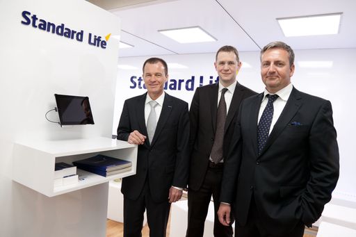  http://www.apa-fotoservice.at/galerie/2932/
Im Bild v.l.n.r.: Mag. Bernhard Fasching (Sales Manager Standard Life Österreich), Dr. Claus Mischler (Head of Product Development Standard Life Deutschland und Österreich), Dipl. Kfm. & Dipl. Psych. Sven Enger (CEO Standard Life Deutschland und Österreich)