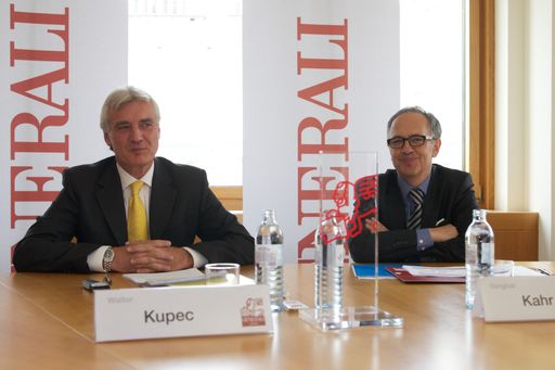 http://www.apa-fotoservice.at/galerie/2921
Im Bild v.l.n.r.: Generali Vorstand Walter Kupec, Mag. Sergius Kahr (Leiter der Abteilung Motor und Rechtsschutz)