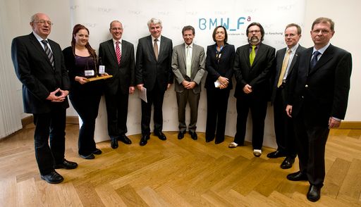 Im Bild v.l.n.r.: Senatsvorsitzenden-Sprecher Fuchs, ÖH-Vorsitzende Wulz, BMWF-Generalsekretär Faulhammer, uniko-Präsident Schmidinger, Minister Töchterle, Dr. Wintermantel (Wissenschaftsrat), uniko-Vizepräsident Bast, FHK-Vizepräsident Schmöllebeck, FHK-Präsident Holzinger.