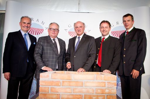 Im Bild v.l.n.r.: AGRANA-Vorstandsvorsitzender DI Johann Marihart; Raiffeisen-Generalanwalt ÖK.Rat Dr. Christian Konrad; Landeshauptmann Dr. Erwin Pröll; Bundesminister DI Nikolaus Berlakovich; Präsident "Die Rübenbauern" DI Ernst Karpfinger.