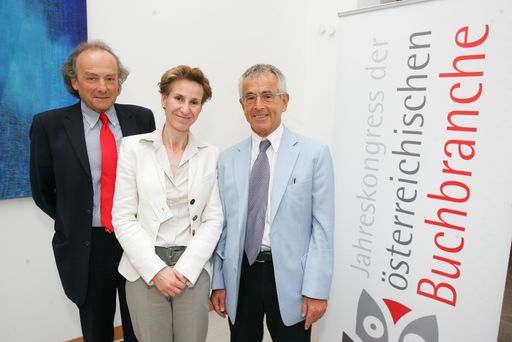 http://www.apa-fotoservice.at/galerie/2928/
Im Bild v.l.n.r.: Gerald Schantin (Präsident des Hauptverbands des Österreichischen Buchhandels), Inge Kralupper (Geschäftsführerin des Hauptverbands des Österreichischen Buchhandels) und Stephan Schulmeister (Ökonom und wissenschaftlicher Mitarbeiter des Österreichischen Instituts für Wirtschaftsforschung)