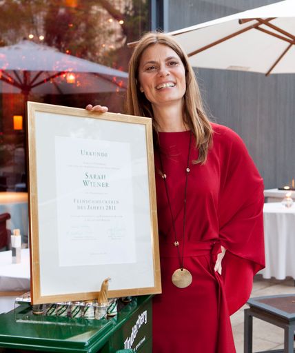 Vorschau Bild von Die stolze Feinschmeckerin des Jahres Sarah Wiener.