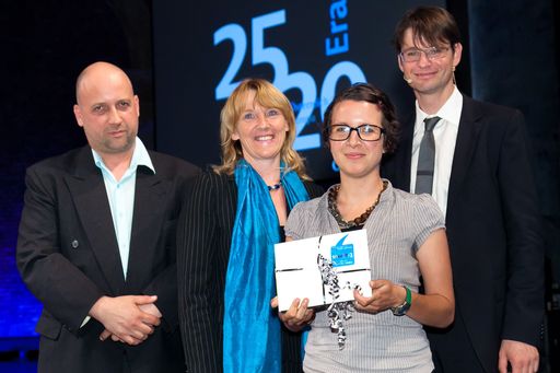  http://www.apa-fotoservice.at/galerie/2930
Im Bild v.l.n.r.: Roman David Freihsl (Juror, derStandard), Barbara Weitgruber (Sektionschefin, BMWF), Karin Pointner (1.Preis Erasmus-Essaywettbewerb), Ernst Gesslbauer (Leiter der Nationalagentur Lebenslanges Lernen)