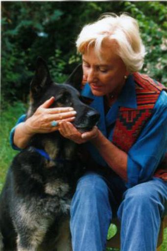  Linda Tellington Jones mit Hund.