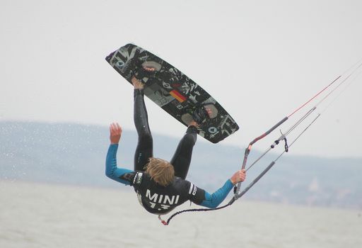 http://www.apa-fotoservice.at/galerie/2940/ Ersten Stopp macht die Tour aktuell in Podersdorf am Neusiedlersee, wo sich noch bis Sonntag 88 Rider aus 19 Nationen um die ersten Wertungsplätze der Saison 2012 matchen. Rekordbeteiligung auch bei den Damen, deren Wertung ebenfalls in den Disziplinen Freestyle und Racing ausgetragen wird. Die Gewinner der Tour teilen sich ein Preisgeld von insgesamt 60.000 Euro. MINI fördert als erster Automobilhersteller weltweit das Kitesurfen auf europäischer Ebene. Infos unter www.press.bmwgroup.at