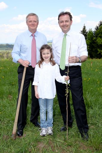 Vorschau Bild von Im Bild v.l.n.r.: Helmut Schönfelder, Direktor Universalversand, Alissa Karl, Niki Berlakovich, Umweltminister, Baumpflanzung