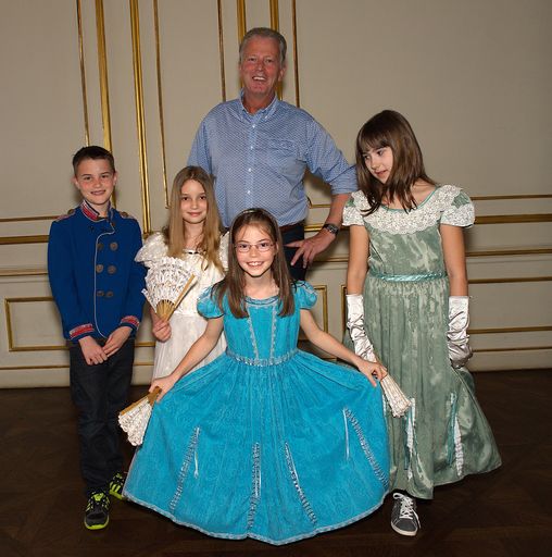 Familienminister Reinhold Mitterlehner mit Kindern in den Kaiserappartements der Wiener Hofburg beim Langen Tag der Familie 2012