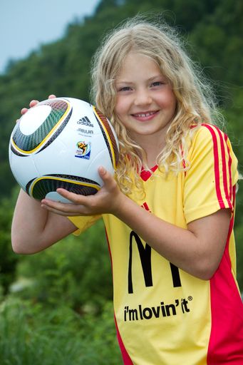  Mit McDonald's Österreich zum Viertelfinalspiel der UEFA EURO 2012TM in Warschau. Im Bild: Clara Pfeiffer, McDonald's Fußball Eskorte-Kind bei der Fußball-Weltmeisterschaft 2010 in Südafrika.