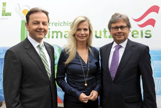 Im Bild (v.l.): Umweltminister Niki Berlakovich, Moderatorin Claudia Reiterer, ORF-Generaldirektor Alexander Wrabetz starteten den Aufruf für die Einreichungen zum Österreichischen Klimaschutzpreis 2012.
