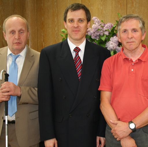 Der neue BSVÖ-Präsident Dr. Markus Wolf (Mitte) mit seinem ersten Vize Josef Schinwald (Obmann des Blinden- und Sehbehindertenverbandes Salzburg, links) und Kassier Gerhard Schmelzer.