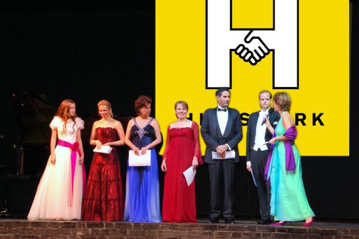 65 Jahre Wiener Hilfswerk und 30 Jahre Annemarie-Imhof-Komitee wurden bei der "Starry Night" gefeiert. Ziel war, Aufmerksamkeit und Mittel für den Freizeitbereich für Menschen mit Behinderung zu schaffen. Zahlreiche bekannte Künstler/innen halfen dabei.