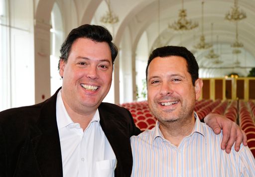 Konzertveranstalter Peter Hosek mit Maestro Guido Mancusi freuen sich auf Figaro-Kammeroper-Produktion mit jungen Talenten im Juli im Schlosstheater Schönbrunn