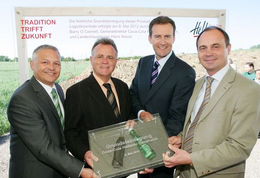  http://www.apa-fotoservice.at/galerie/2952/
Im Bild v.l.n.r.: Gerald Handig (Bürgermeister Edelstal), Landeshauptmann Hans Niessl, Barry O'Connell (Generaldirektor Coca-Cola Hellenic Österreich) und Landeshauptmann-Stellvertreter Franz Steindl