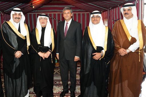 http://www.apa-fotoservice.at/galerie/2953
Im Bild v.l.n.r.: H.H. Prince Mohammed bin Saud Al-Saud (Stellvertretender Minister für auswertige Angelegenheiten), Dr. Abdulaziz Mohiuddin Khoja (Saudischer Kultur- und Informationsminister), Dr. Michael Spindelegger (Österreichischer Vizekanzler und Außenminister), H.H. Prinz Mansour bin Khalid Al-Saud (Saudischer Botschafter), H.E. Dr. Abdulaziz bin Salamah (Stellvertretender Minister für Kultur- und Information)