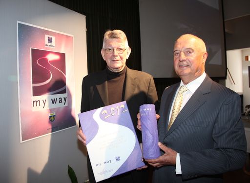 Vorschau Bild von Bischof Erwin Kräutler erhält den my way-Stiftungspreis und Urkunde.