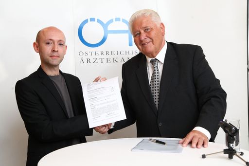 http://www.apa-fotoservice.at/galerie/2955
Im Bild v.l.n.r.: Mag. Andreas Krisch (Obmann Arbeitskreis Vorratsdatenspeicherung), MR Dr. Walter Dorner (Präsident der Österreichischen Ärztekammer)