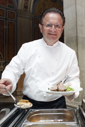 Helmut Österreicher komponiert jeden Sonntag ab 11 Uhr einen exklusiven Brunch in der Säulenhalle des Museums für angewandte Kunst.