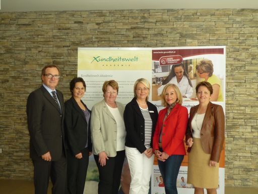 Foto von links nach rechts: Prim. Dr. Johannes Püspök, Dr. Christina Lohninger, Univ.-Prof. Dr. Henriette Walter, Prim. Dr. Christiane Handl, Univ.-Prof. Dr. Anita Rieder, GF Karin Weißenböck
