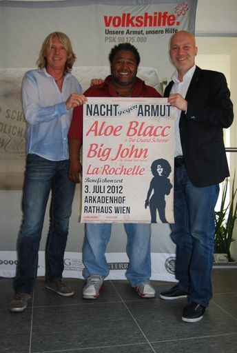  v.l.: Ewald Tatar (Nova Music), Big John Whitfield und Erich Fenninger (Volkshilfe) präsentieren das Konzert der Volkshilfe Benefiz "Nacht gegen Armut".