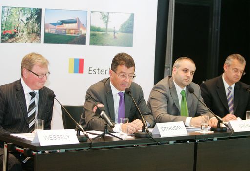 http://www.apa-fotoservice.at/galerie/2960/
Im Bild v.l.n.r.: Mag. Karl Wessely (Direktor PR und Tourismus), Dr.Stefan Ottrubay (Generaldirektor Esterházy Betriebe), DI Matthias Grün (Direktor Forst- und Naturmanagement) und Mag. Hans Christian Karall (Direktor Bereich Immobilien)