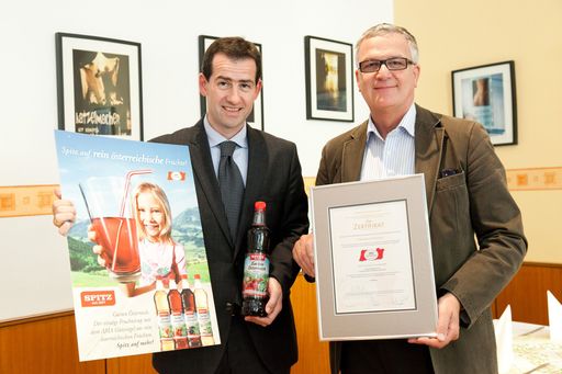 http://www.apa-fotoservice.at/galerie/2962/
Im Bild v.l.n.r.: Mag. Rainer Widmar (Geschäftsbereichsleiter Spitz), Dr. Stephan Mikinovic (GF der AMA-Marketing)