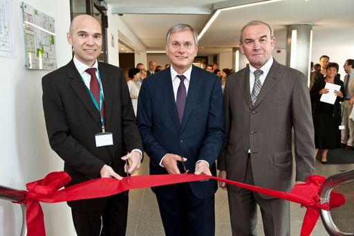 Gesundheitsminister Alois Stöger eröffnet gemeinsam mit Univ.-Prof. Dr. Marcus Müllner, Leiter Medizinmarktaufsicht und Dr. Heinz Frühauf, Geschäftsführer AGES, den neuen Standort der AGES Medizinmarktaufsicht im 20. Bezirk in Wien. Im Bild: v.l.n.r. Univ.-Prof. Dr. Marcus Müllner, BM Alois Stöger, Dr. Heinz Frühauf. | ÖSTERREICH, WIEN, 09.05.2012 |